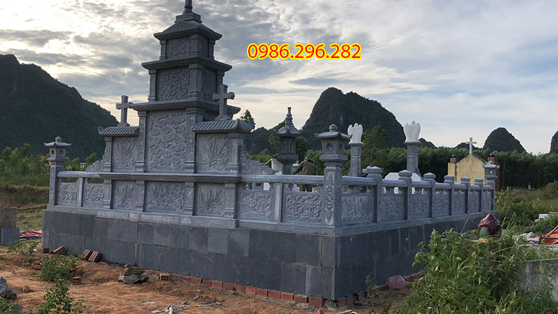 Toàn cảnh phía sau khu lăng mộ công giáo tại Quảng Bình