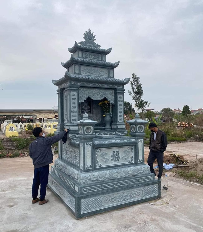 Mộ đá xanh rêu 3 tầng mái
