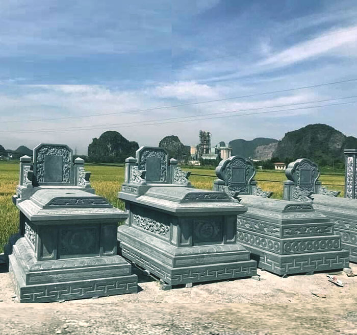 Mộ đá xanh rêu