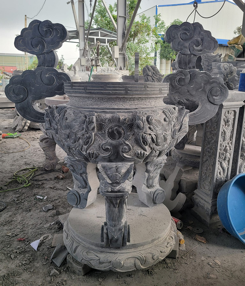 Lư hương đá tròn tai mây đặt trước mộ đá – mẫu truyền thống thanh thoát